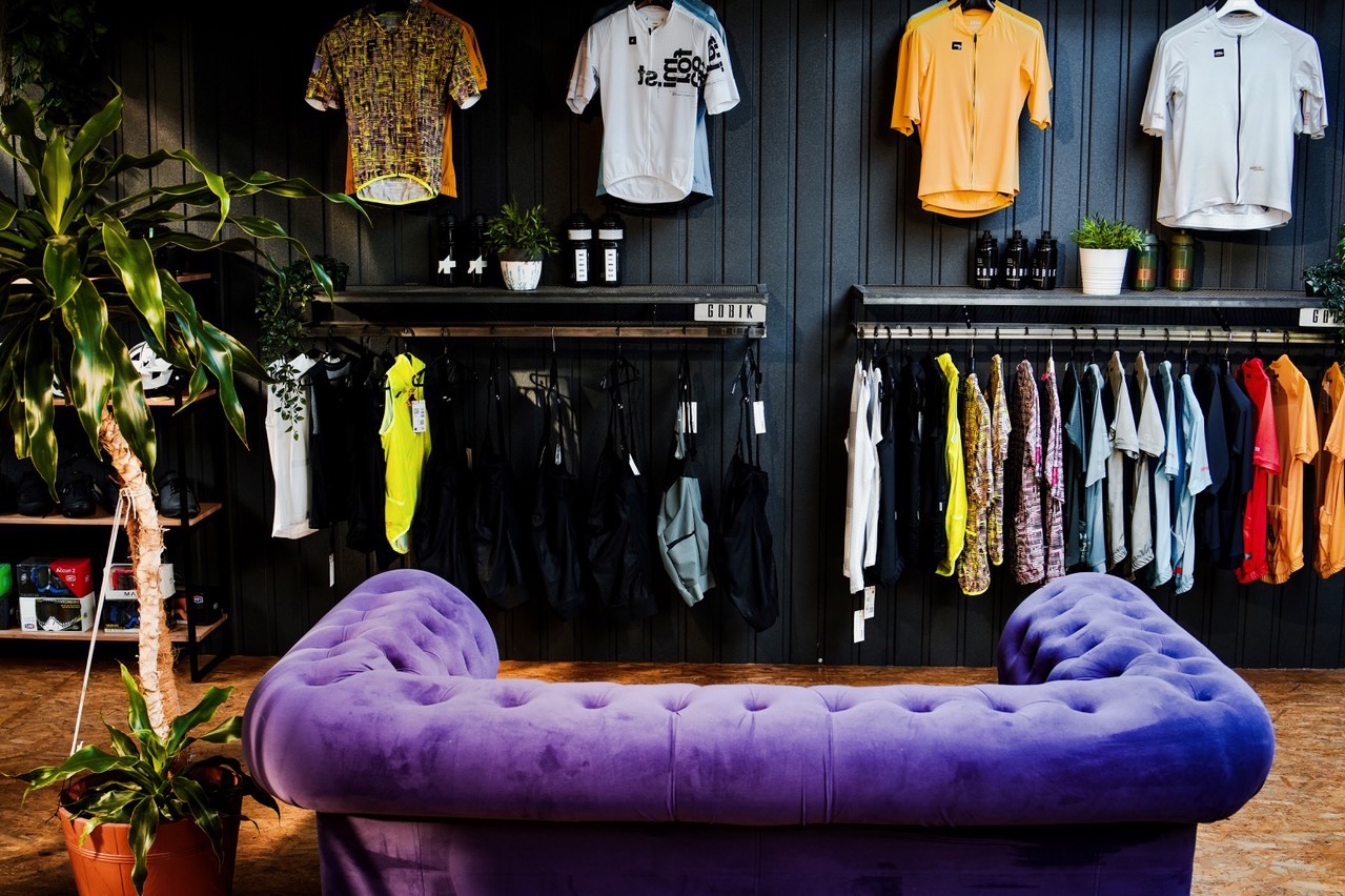 Biker House Kraków - strefa odzieży rowerowej i strefa relaksu w salonie
