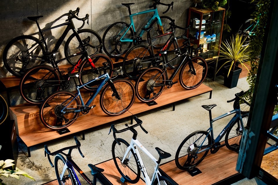 Biker House Kraków - ekspozycja rowerów szosowych i gravelowych