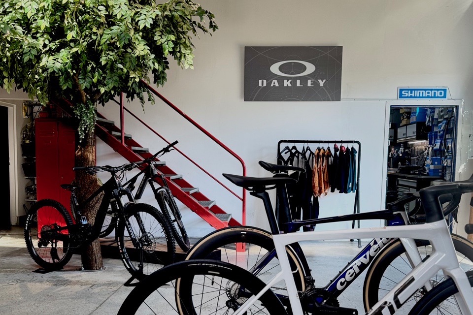 Biker House Kraków - wnętrze salonu, strefa Oakley i Shimano
